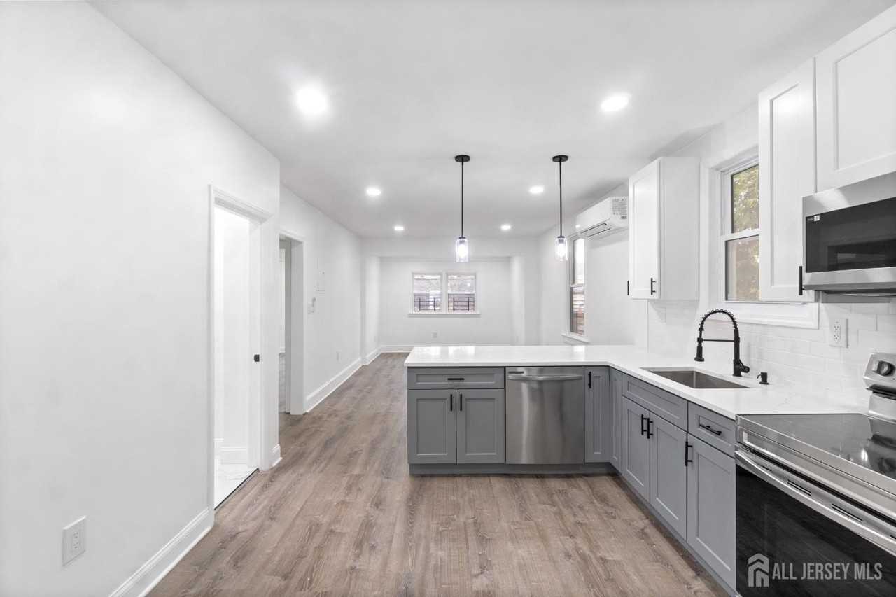 427 Benner St #2 - Photo 2 of 18