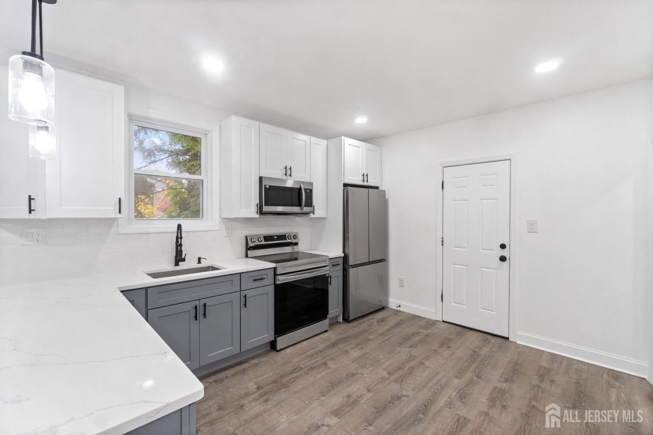 427 Benner St #2 - Photo 4 of 18