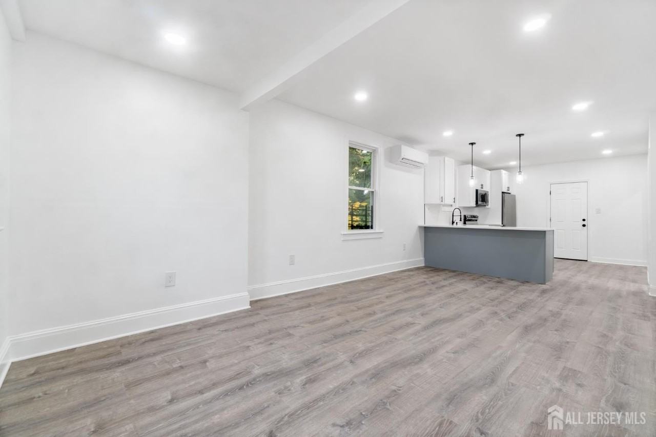 427 Benner St #2 - Photo 5 of 18