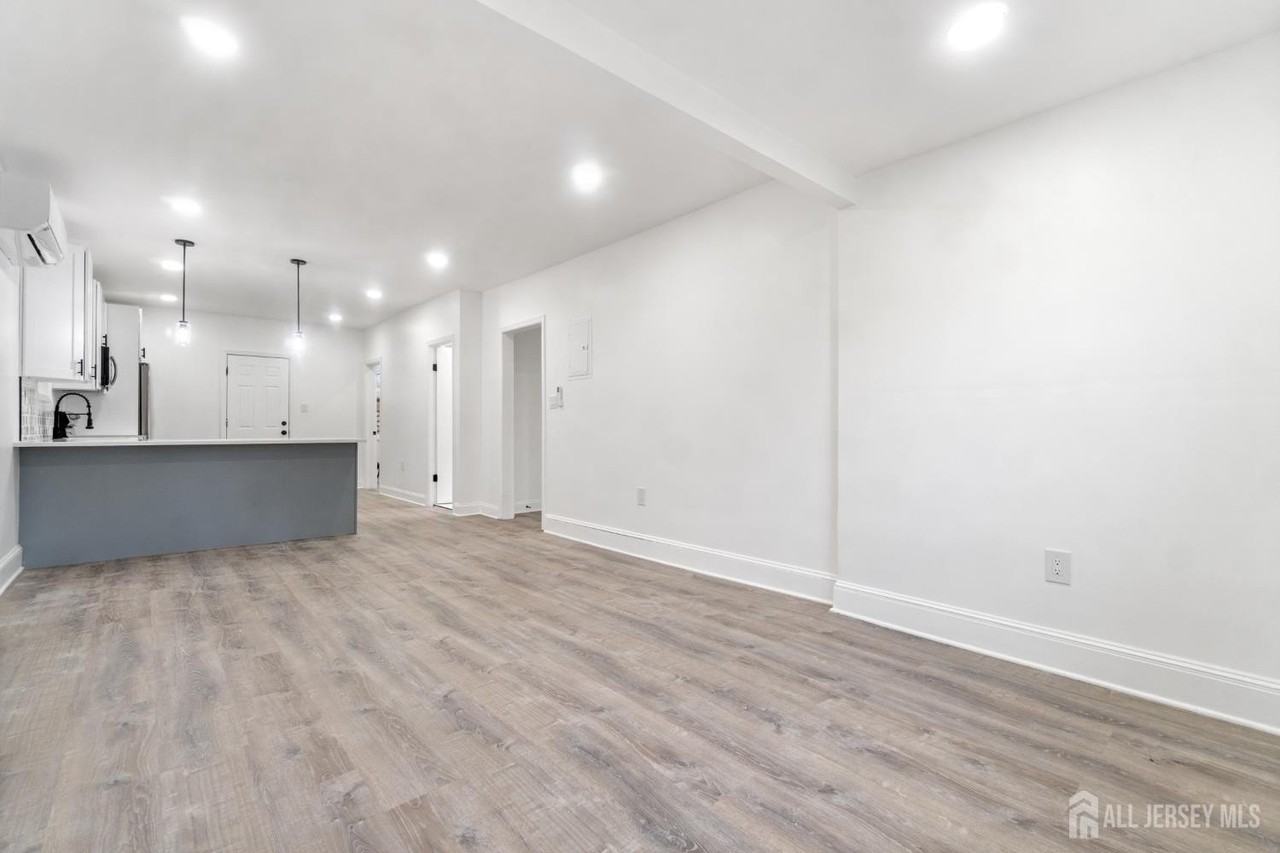 427 Benner St #2 - Photo 6 of 18