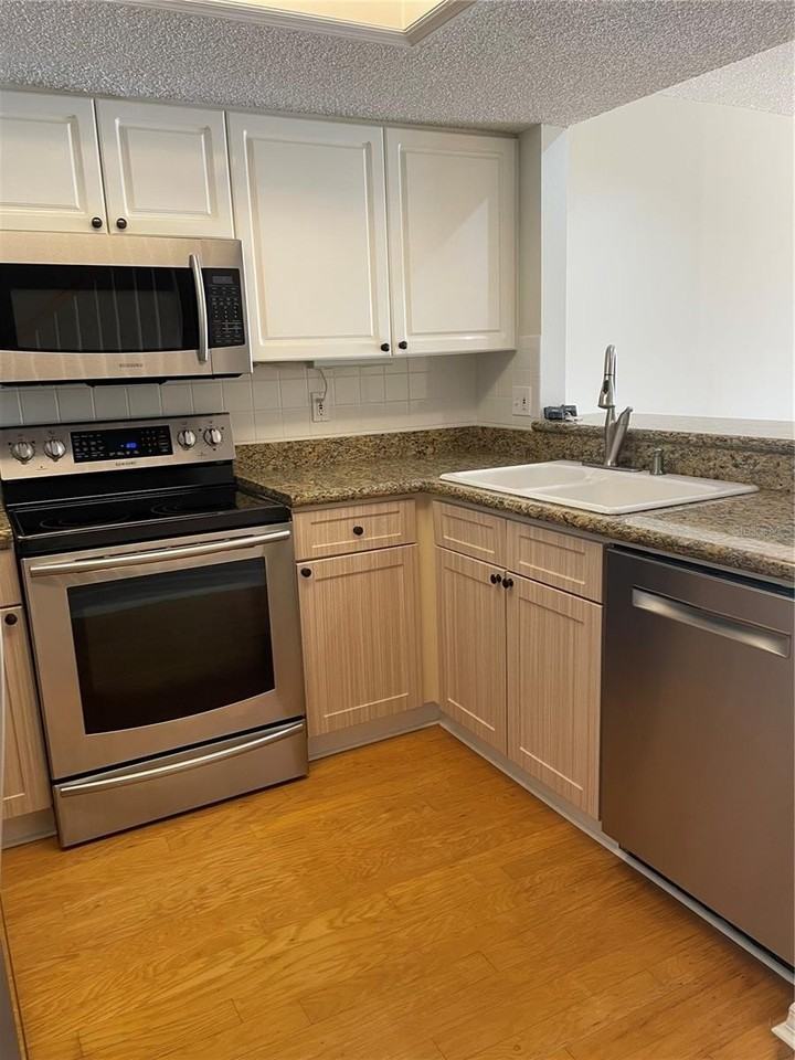 323 Madeira Cir - Photo 6 of 45