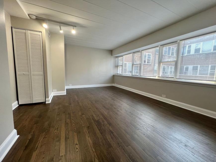 6021 N Fairfield Ave - Photo 3 of 9