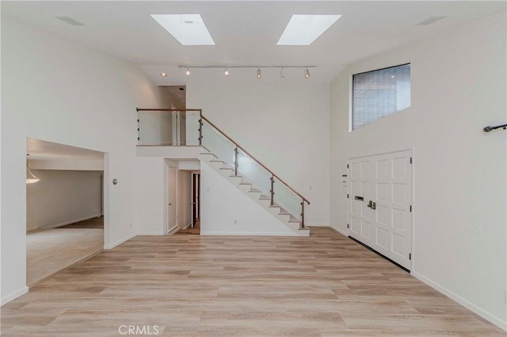 1113 Steinhart Avenue - Photo 6 of 50