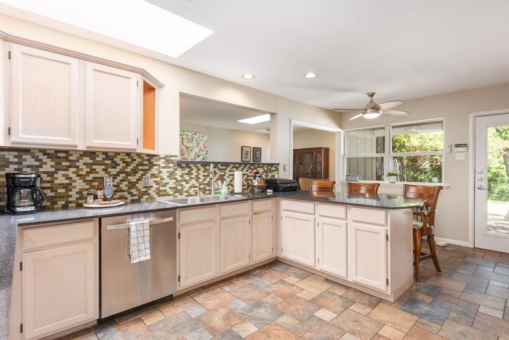 6803 Blessing Dr - Photo 5 of 18