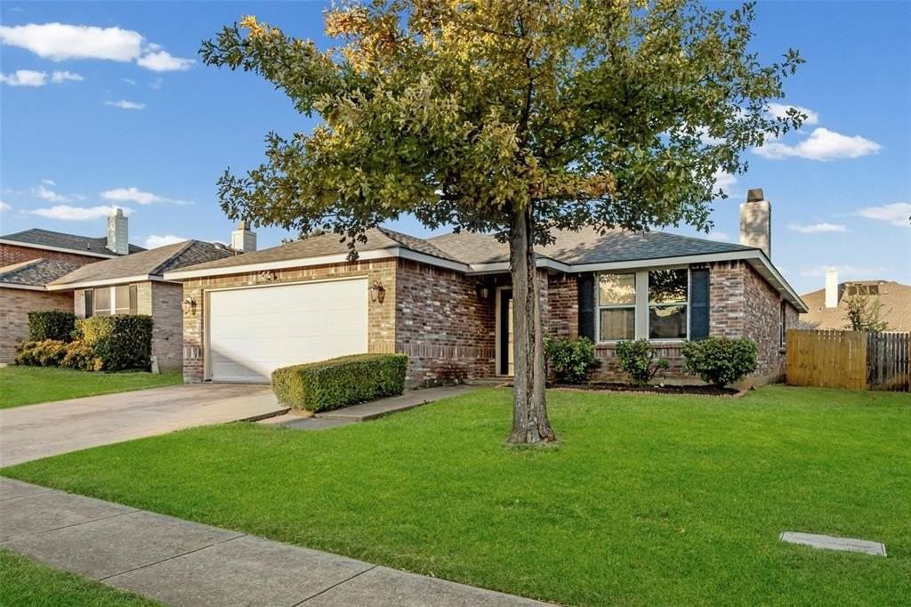 8409 Redheart St - Photo 3 of 26