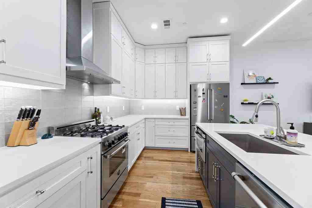 2311 N Carroll Ave #B - Photo 6 of 23