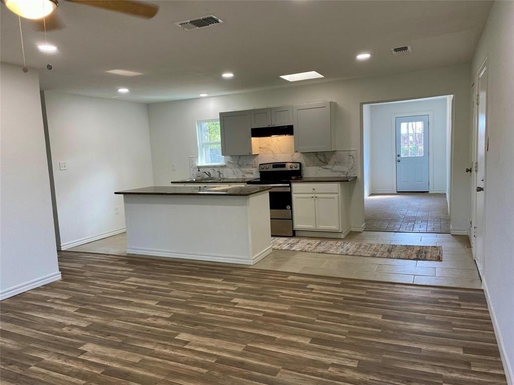 100 Burl St - Photo 2 of 16