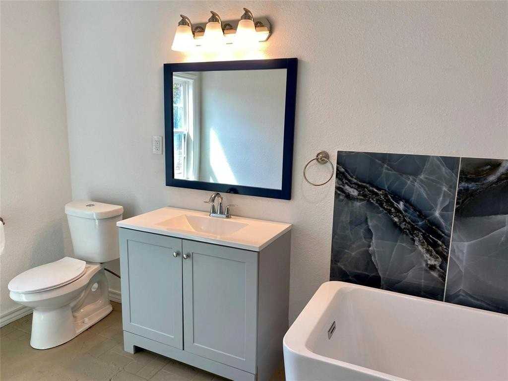 100 Burl St - Photo 3 of 16