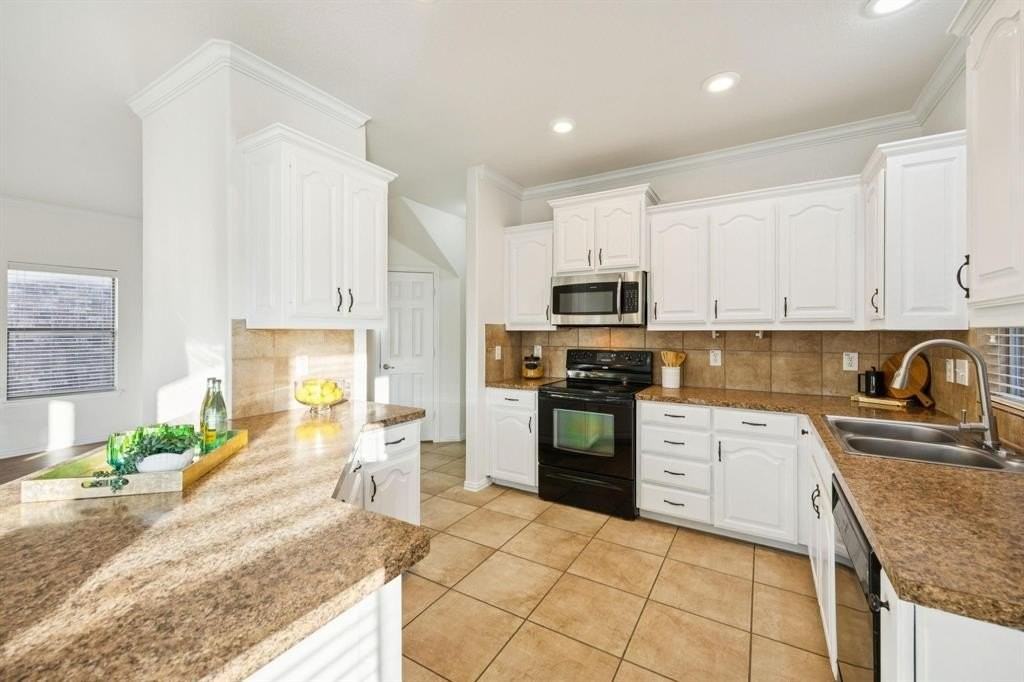 12145 Walden Wood Dr - Photo 4 of 30