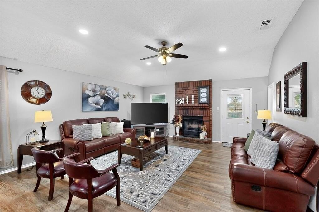 821 Parkwest Blvd - Photo 2 of 38