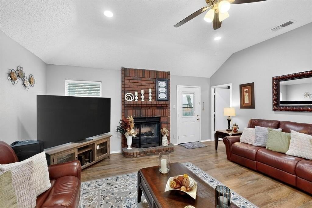 821 Parkwest Blvd - Photo 3 of 38