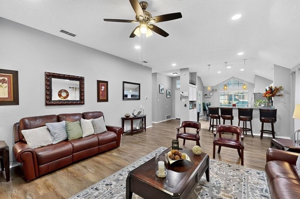 821 Parkwest Blvd - Photo 4 of 38