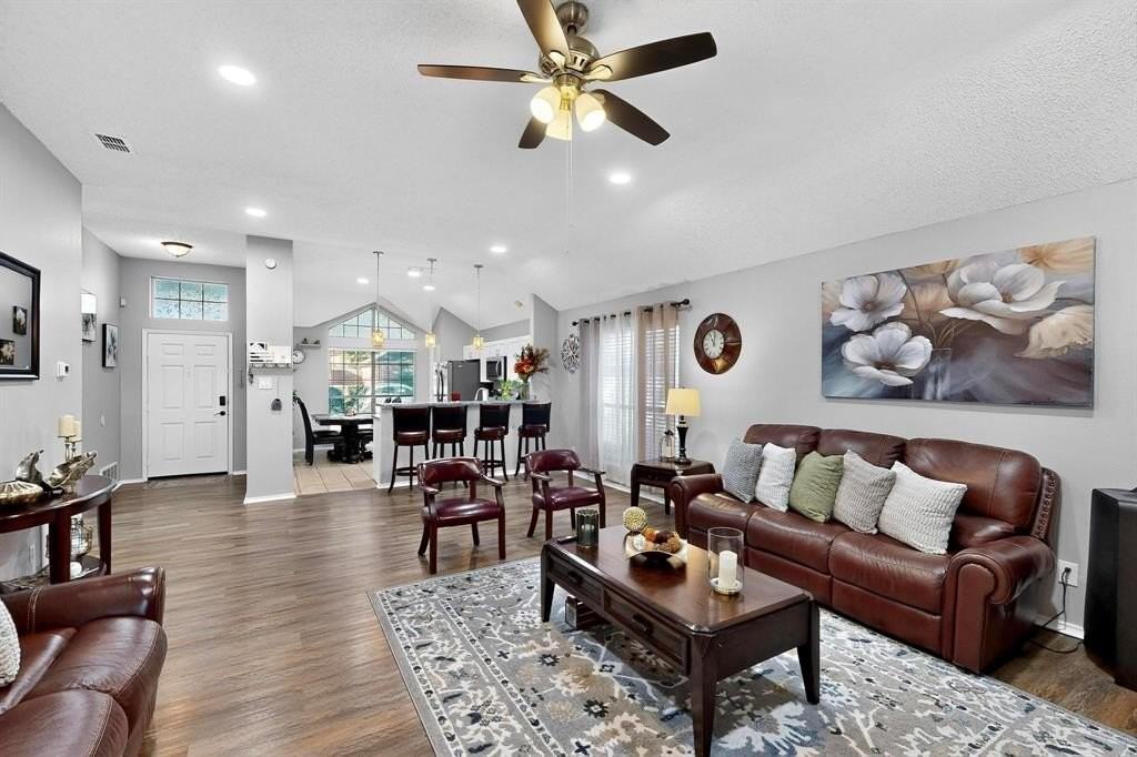 821 Parkwest Blvd - Photo 5 of 38