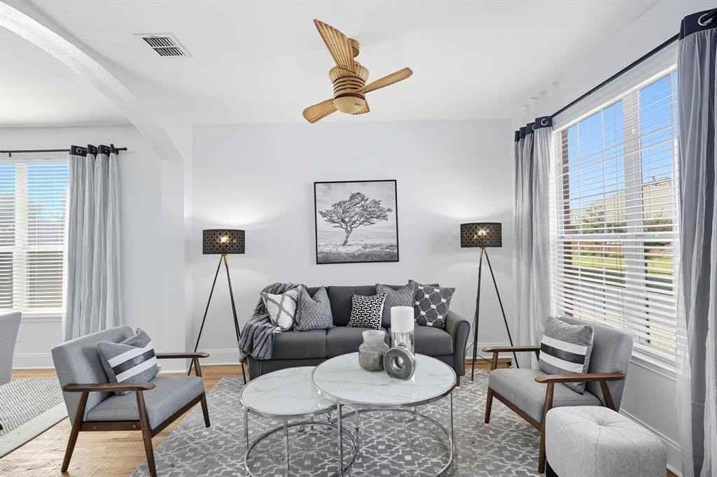 529 Roundrock Ln - Photo 3 of 31