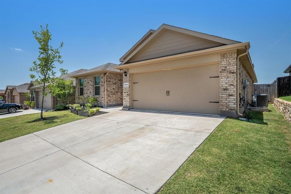 9233 Herringbone Dr - Photo 3 of 27