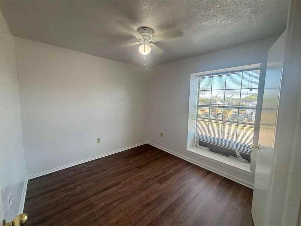 612 Luxton St #202 - Photo 4 of 5