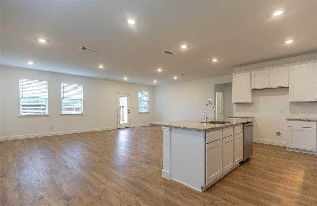 204 Castle Rock Dr - Photo 5 of 24