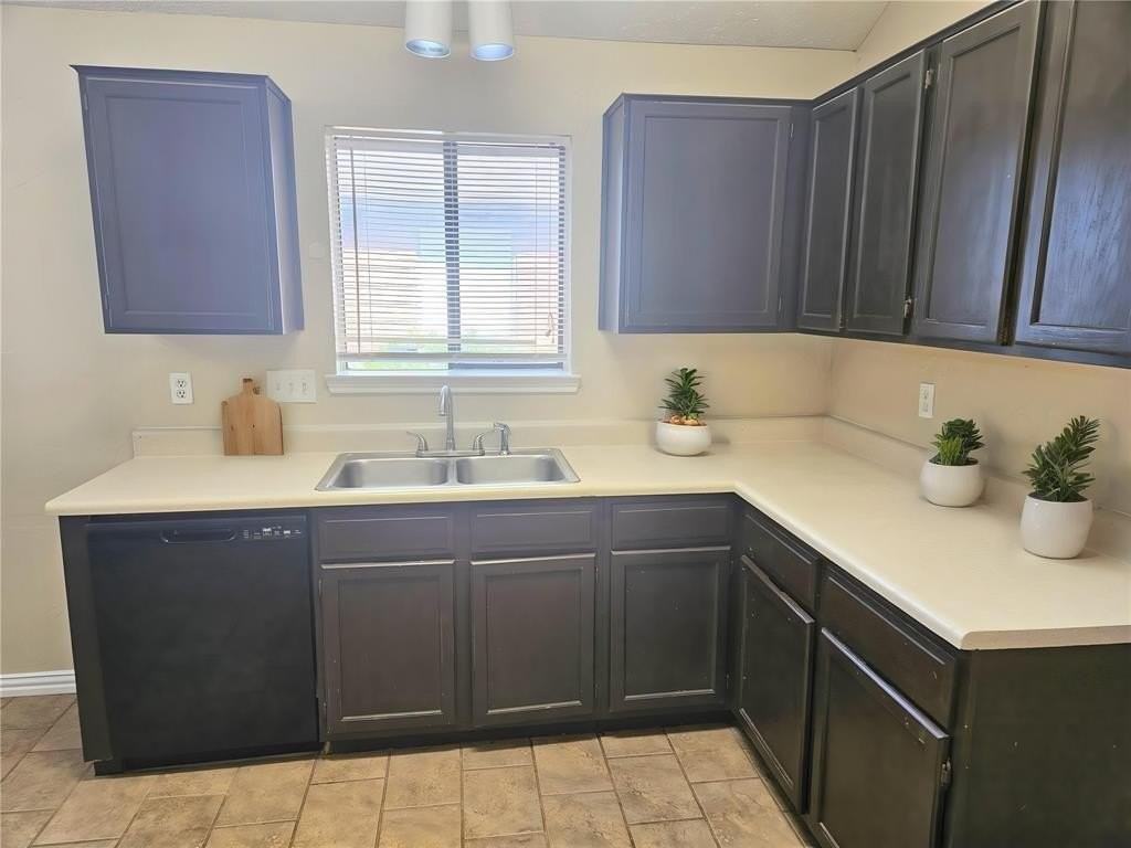 3201 Fairmeadows Ln - Photo 4 of 22