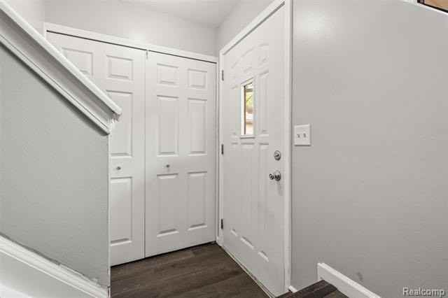 4921 Oak Hill Dr - Photo 3 of 25