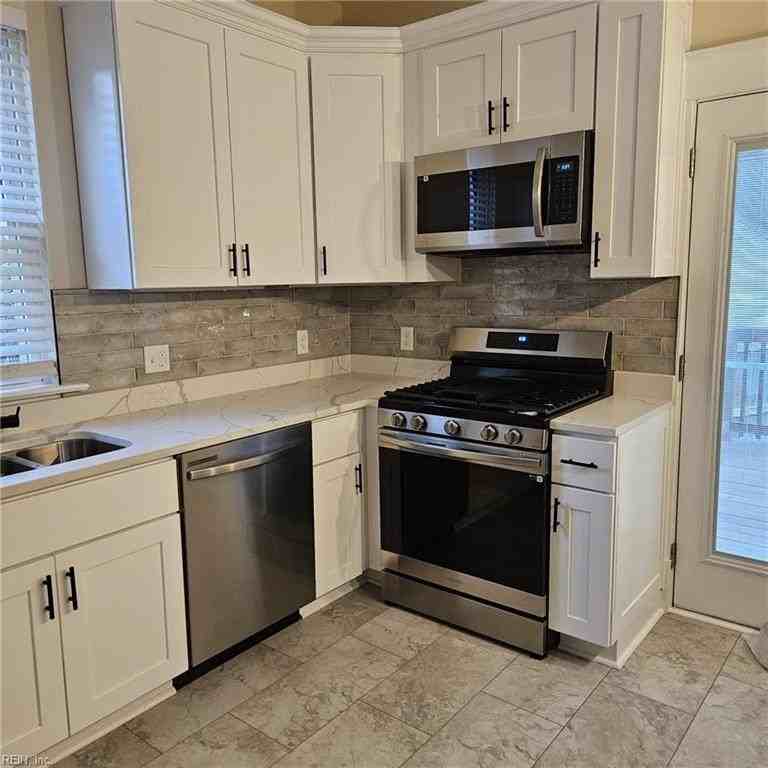 501 W 38th St - Photo 3 of 30