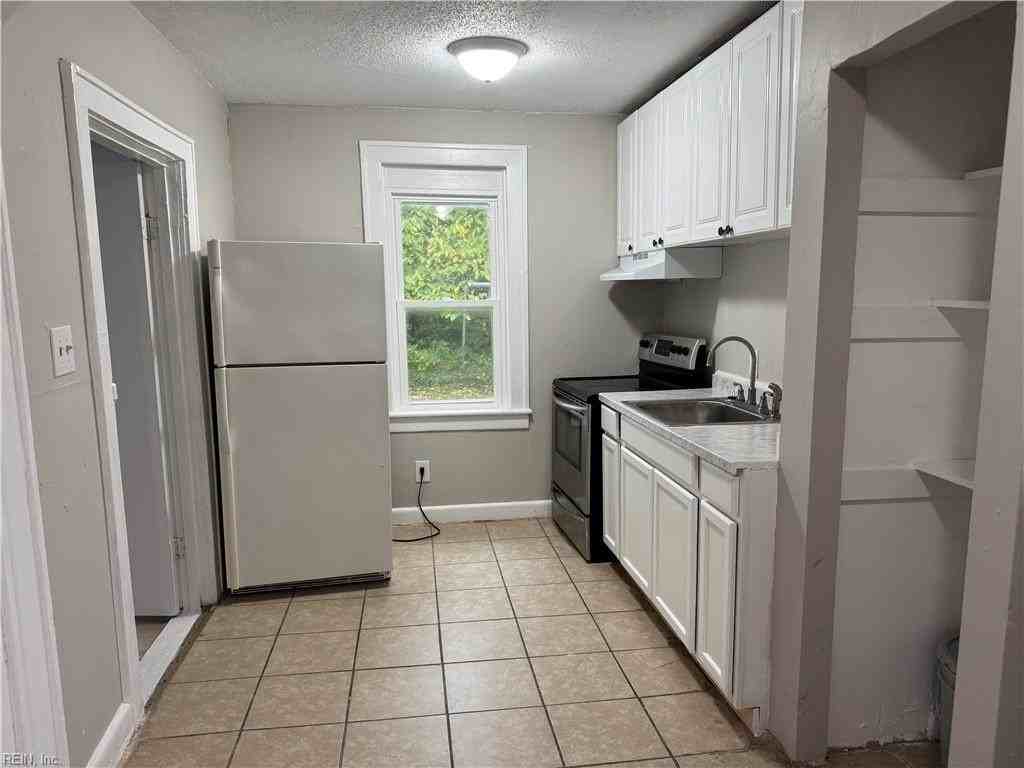 1033 32nd St - Photo 7 of 13