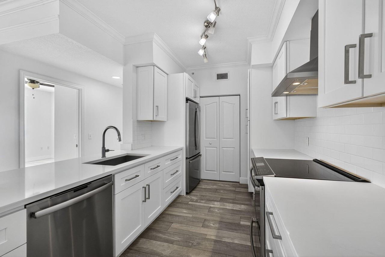 5301 Myrtlewood Cir E - Photo 5 of 50