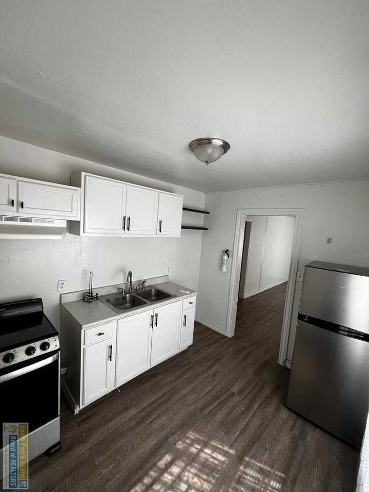 938 E Adams St - Photo 2 of 6