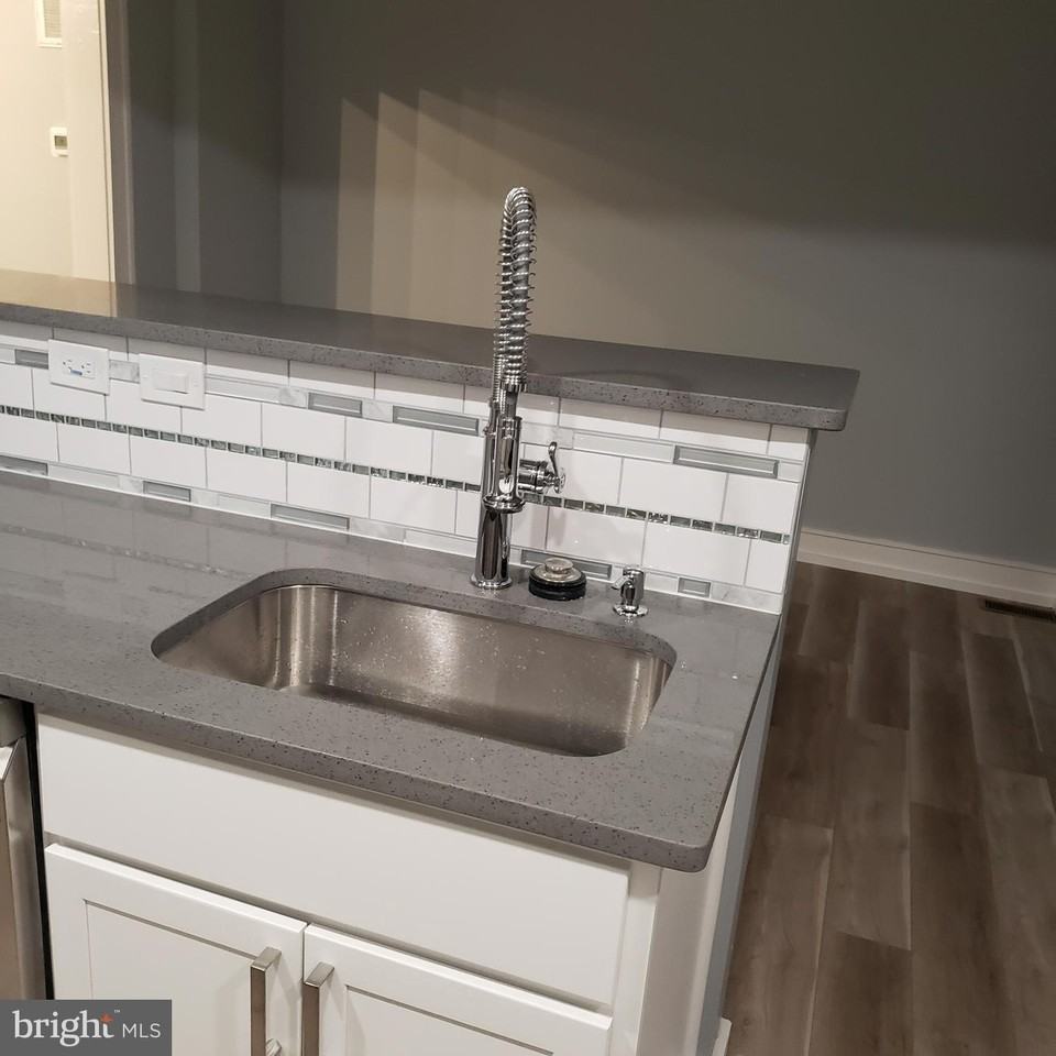 4704 Kernwood Ave - Photo 7 of 50