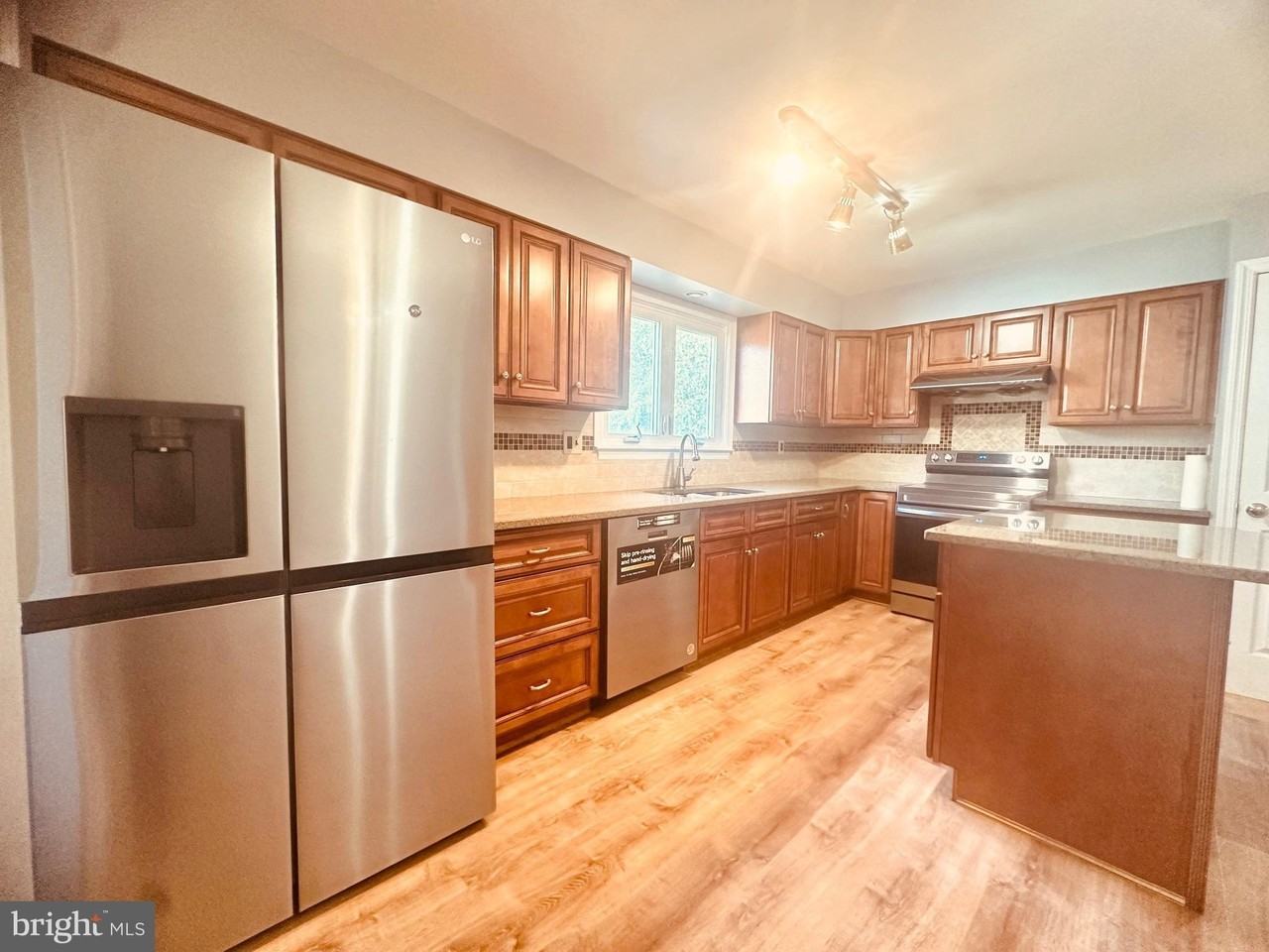 106 Hooton Rd - Photo 7 of 24