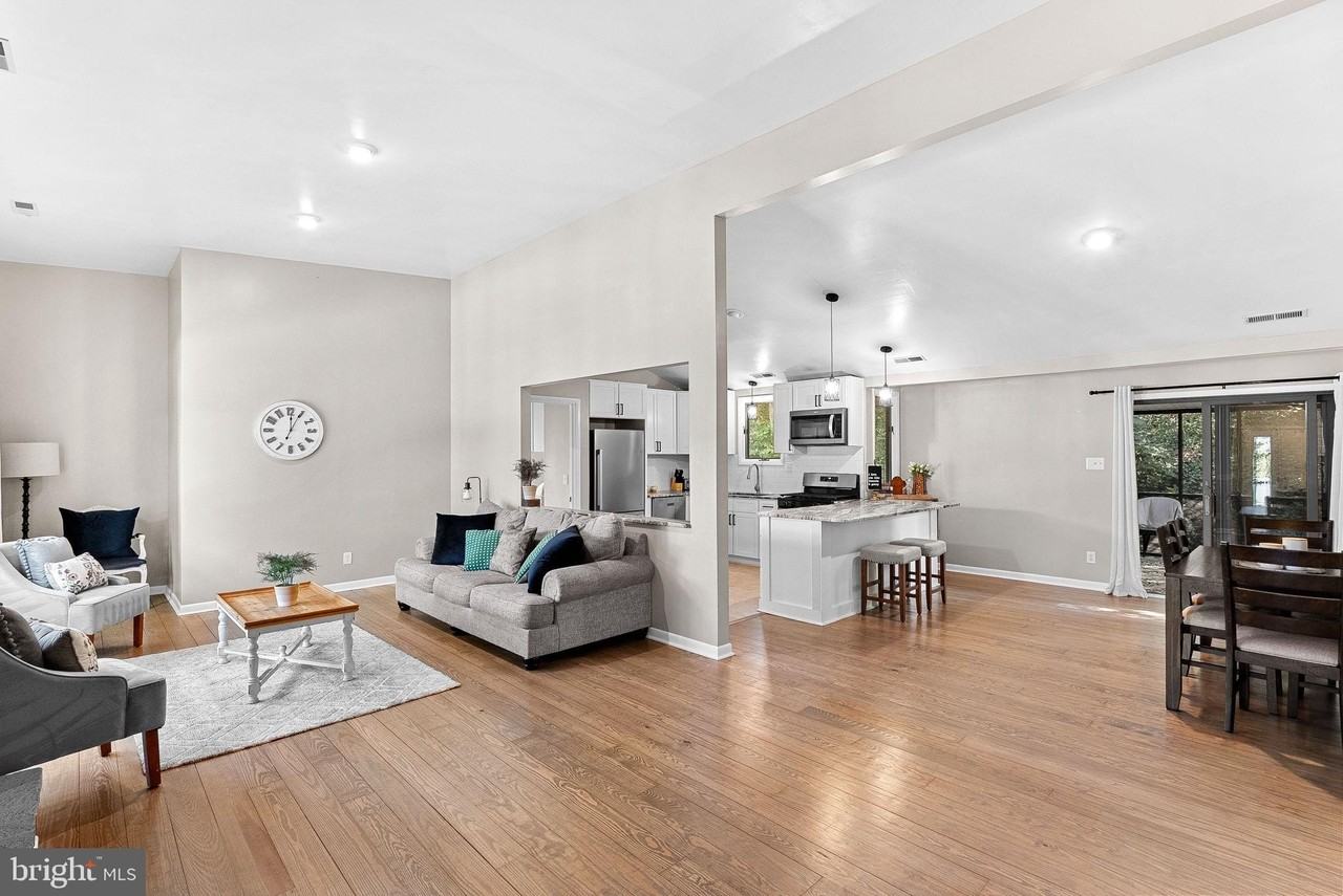 862 Carrier Dr - Photo 4 of 39