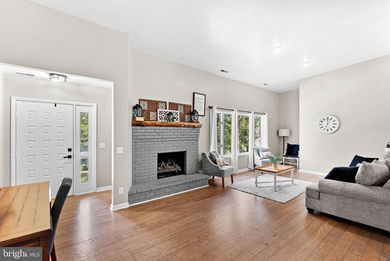 862 Carrier Dr - Photo 5 of 39