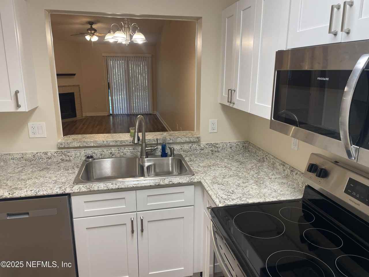 85 Debarry Ave - Photo 4 of 22