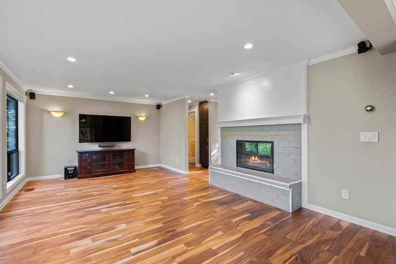 12135 107th Ave Ne - Photo 3 of 35