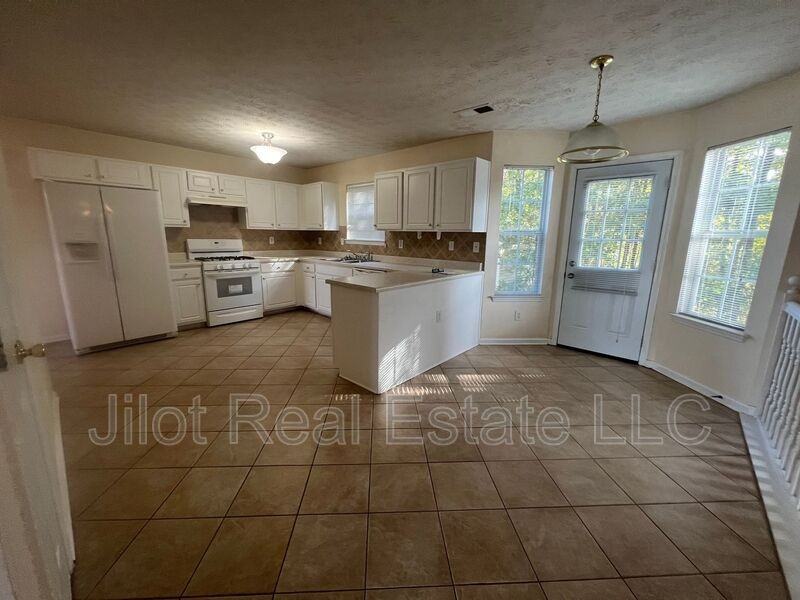 1640 Bennett Dr - Photo 2 of 18