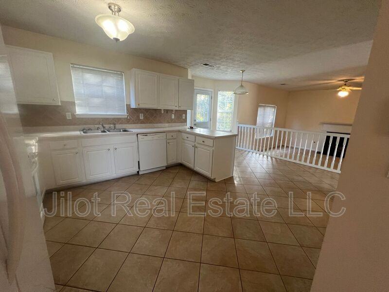 1640 Bennett Dr - Photo 3 of 18