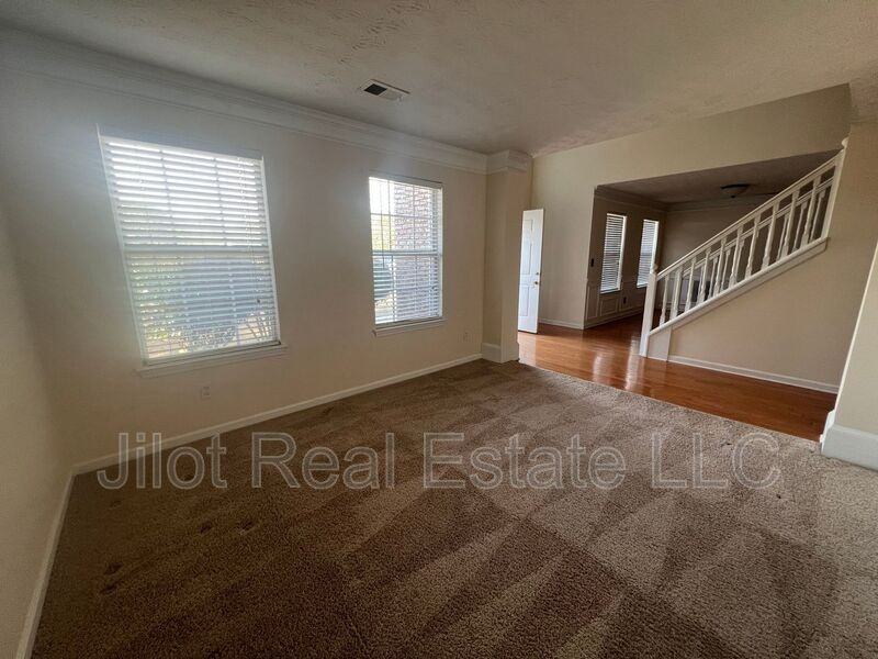 1640 Bennett Dr - Photo 4 of 18