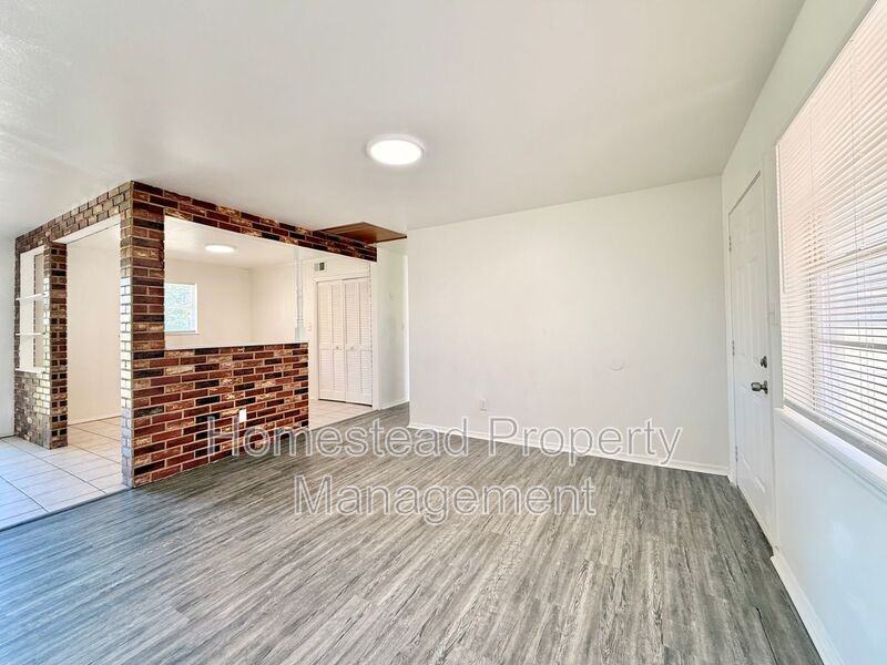 433 Nw 84th St - Photo 3 of 14