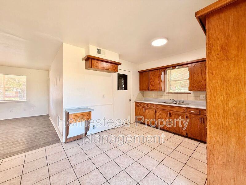 433 Nw 84th St - Photo 5 of 14