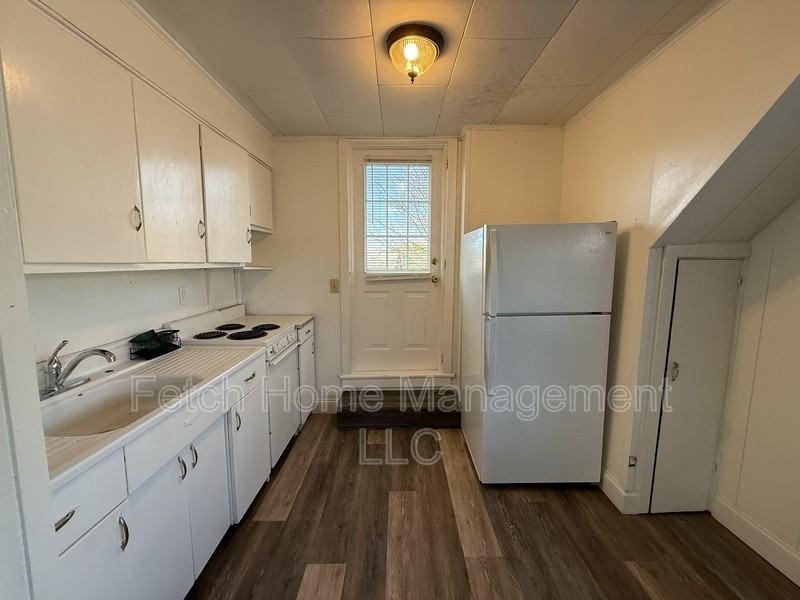 825 Church St - Photo 6 of 9