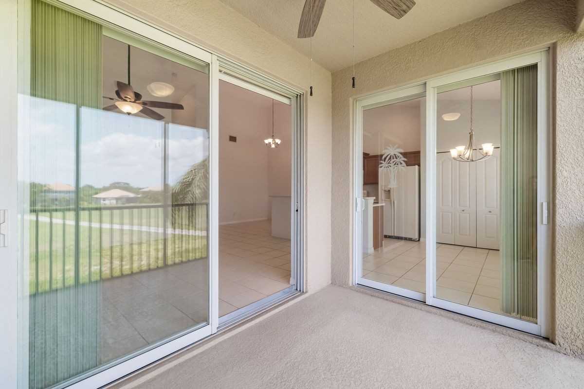 905 Fairwaycove Ln ##203 - Photo 3 of 46