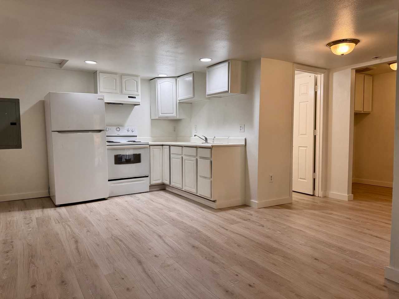 1409 W Railroad Ave #B - Photo 4 of 11