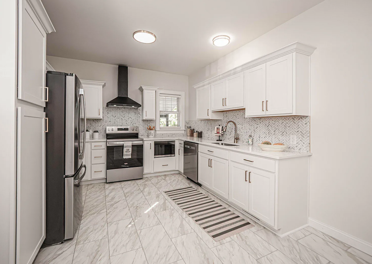 6025 Broadway Ave - Photo 2 of 21