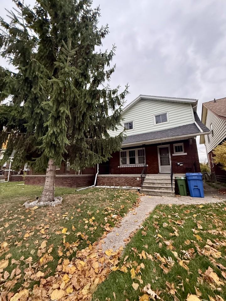 1481 Benjamin Ave - Photo 2 of 37