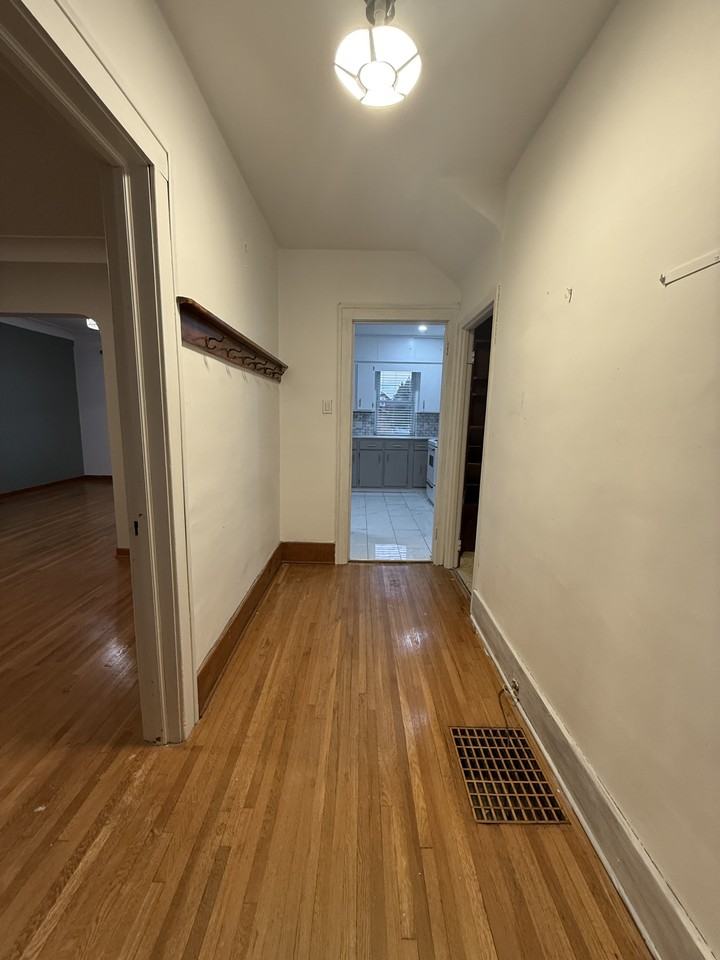 1481 Benjamin Ave - Photo 4 of 37