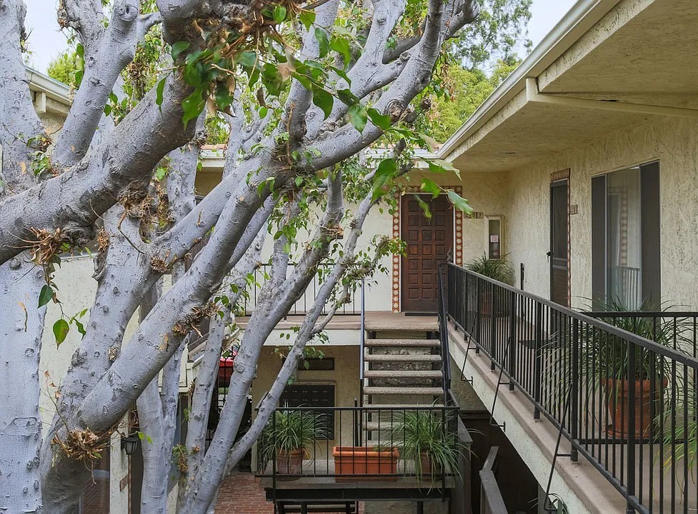 1323 S Carmelina Ave Apartments - Los Angeles CA | Zumper