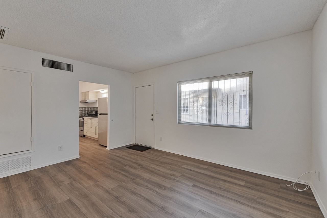 749 E 6th St - Photo 2 of 25