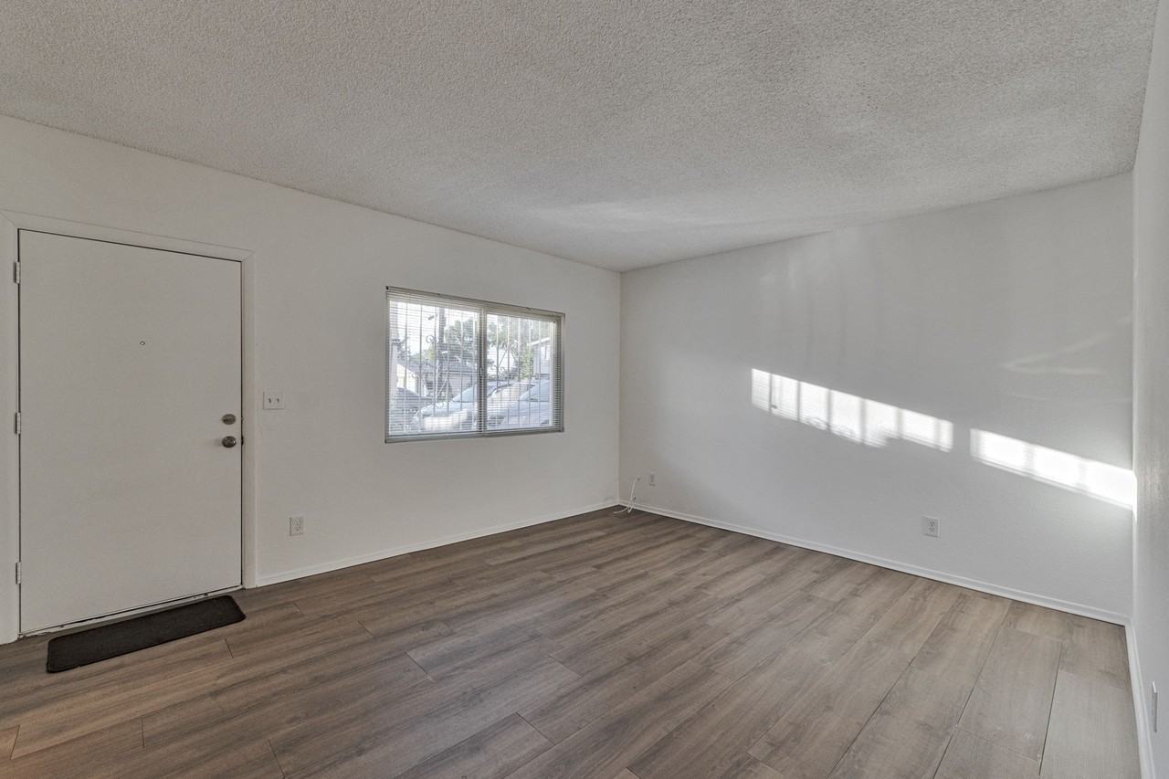 749 E 6th St - Photo 3 of 25