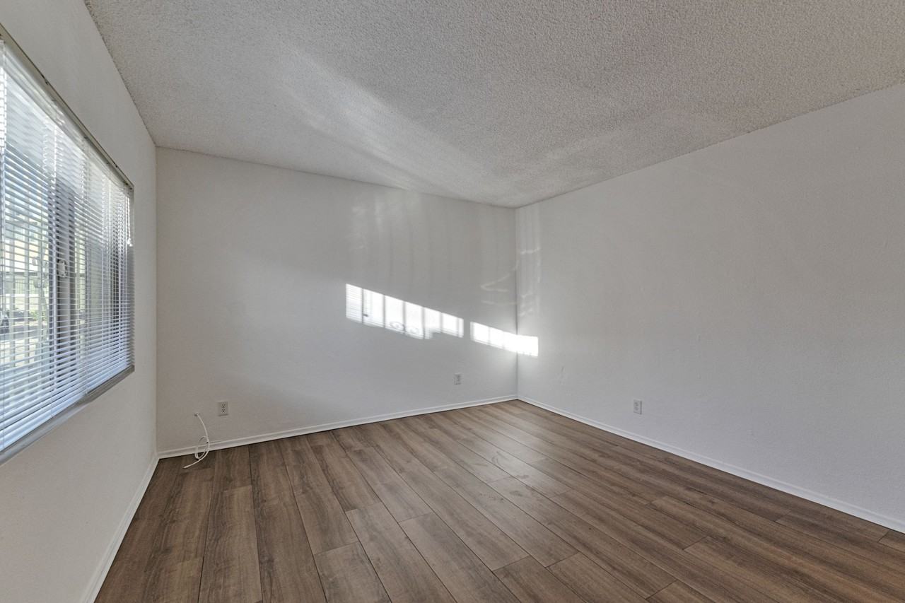 749 E 6th St - Photo 4 of 25