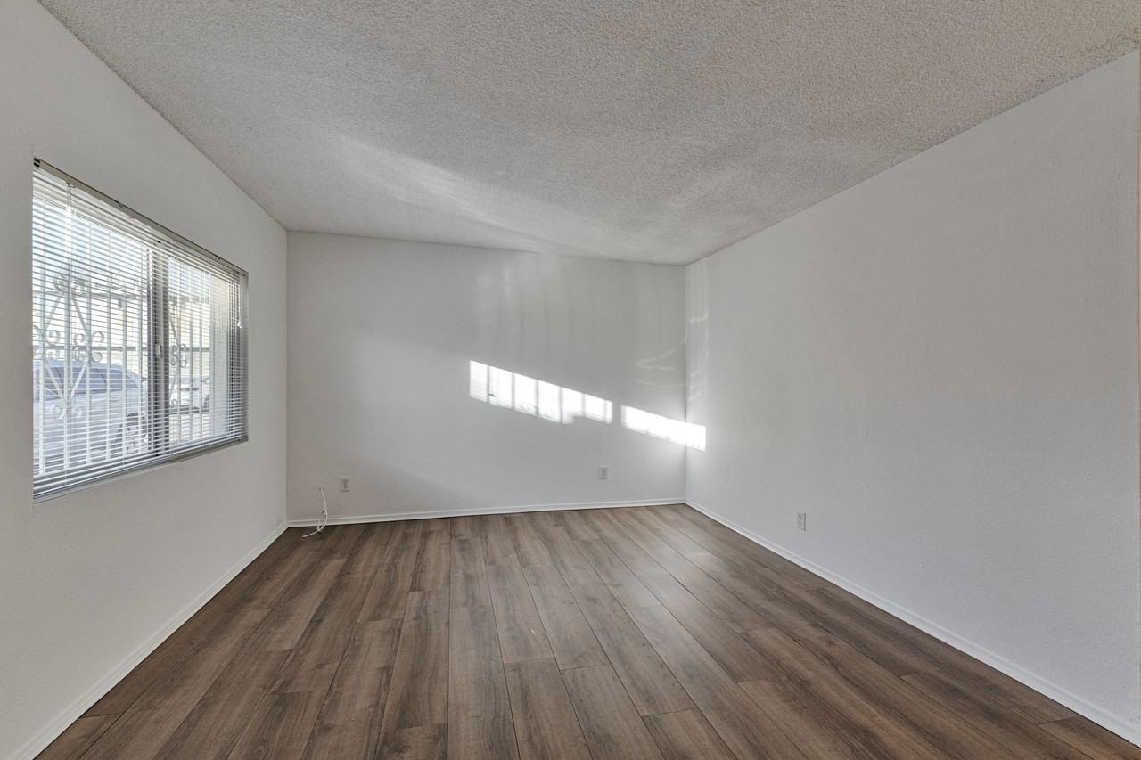 749 E 6th St - Photo 5 of 25