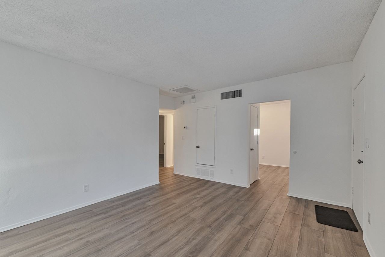 749 E 6th St - Photo 6 of 25